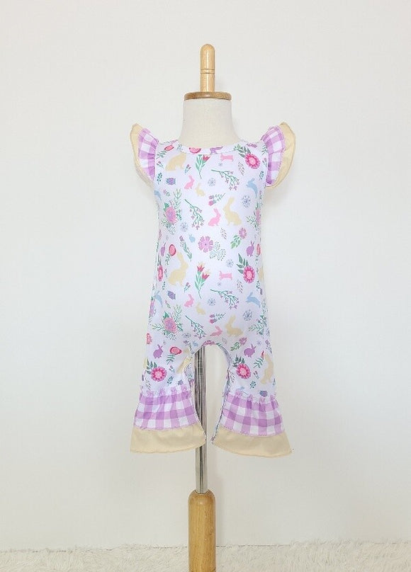 Baby romper with floral and bunny print. Ruffled sleeves